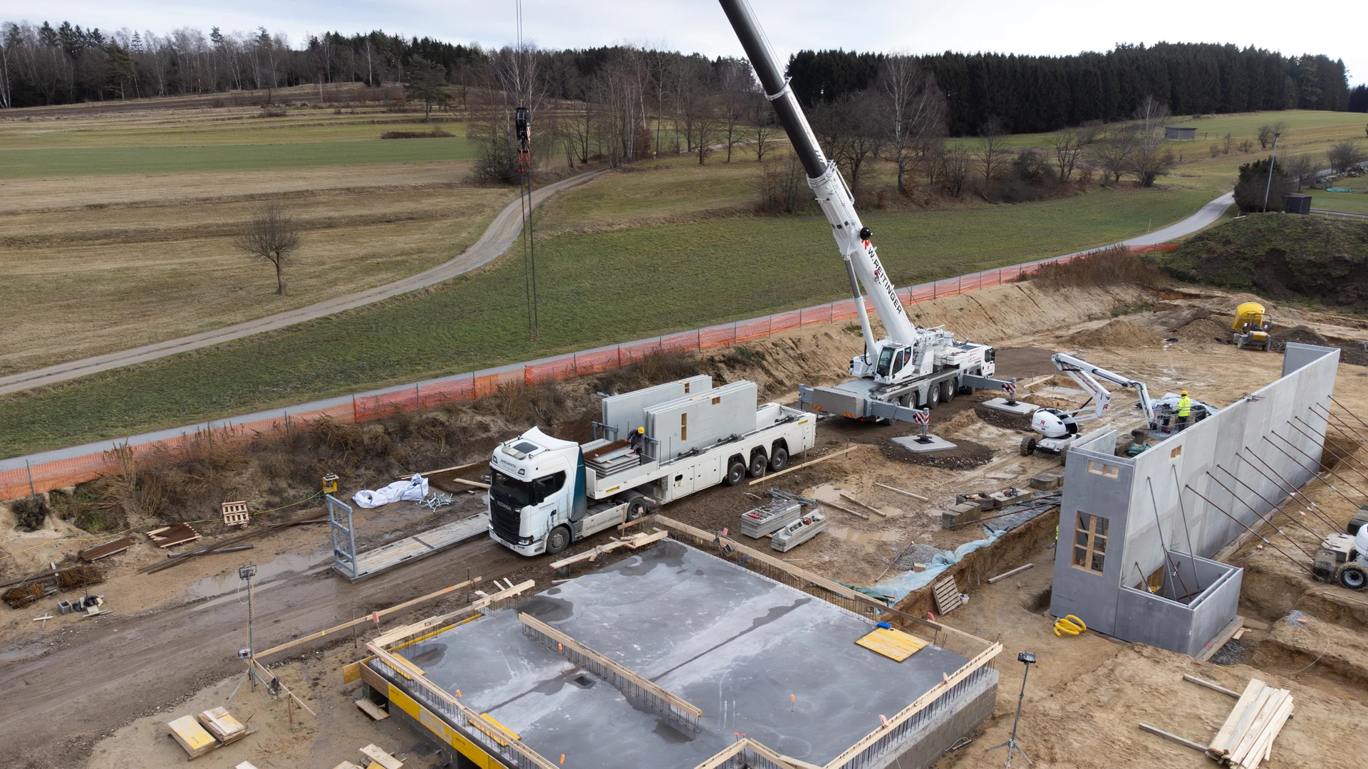 Vorgefertigte Betonelemente werden gehoben