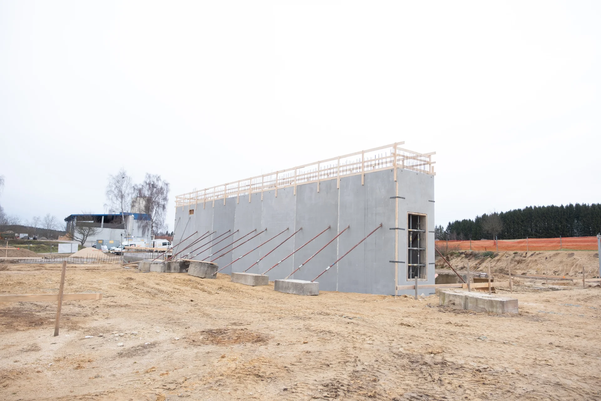 Hallen & Bürogebäude