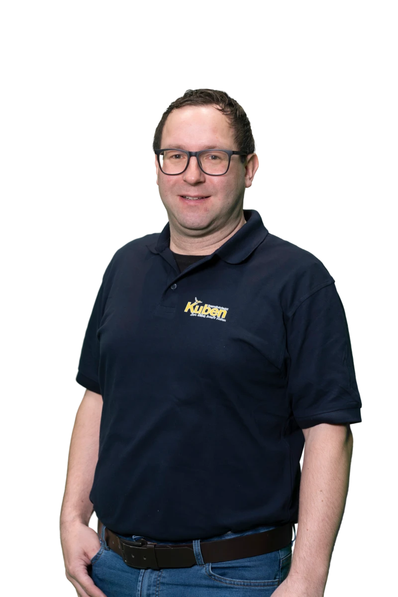 Kuben-Mitarbeiter im Poloshirt